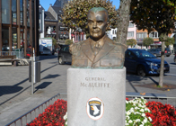 History Trips  | Statue McAuliffe in Bastogne